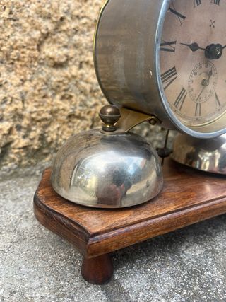 Orologio sveglia antico con campane