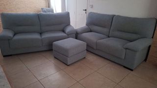 2 Sofás de 2 plazas + puff tela gris