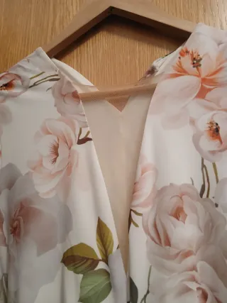 Vestido de fiesta floral blanco y rosa nude