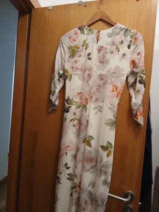 Vestido de fiesta floral blanco y rosa nude