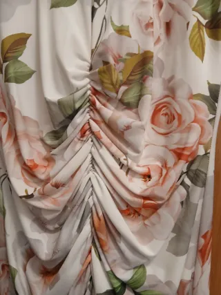 Vestido de fiesta floral blanco y rosa nude