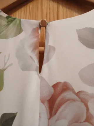 Vestido de fiesta floral blanco y rosa nude