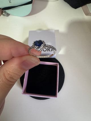 Anillo plateado con  Corazón Azul brillante plata