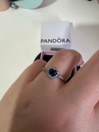 Anillo plateado con  Corazón Azul brillante plata