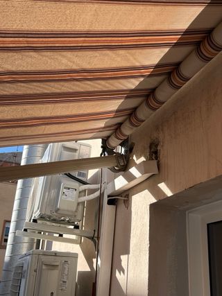 Toldo extensible manual beige y marrón