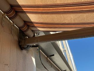 Toldo extensible manual beige y marrón