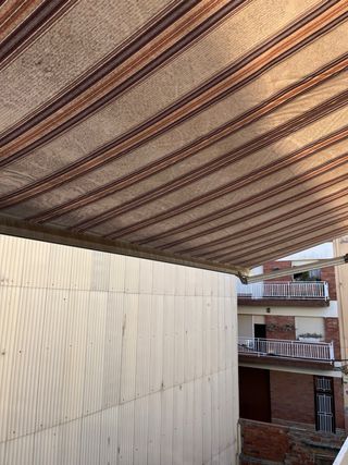 Toldo extensible manual beige y marrón