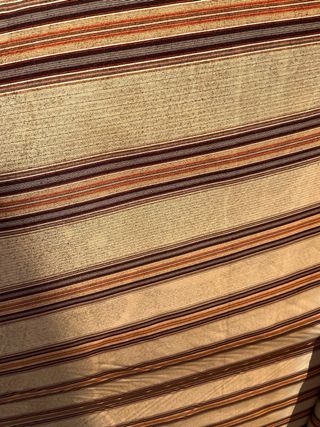 Toldo extensible manual beige y marrón