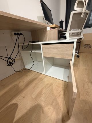 Escritorio con cajonera y estante