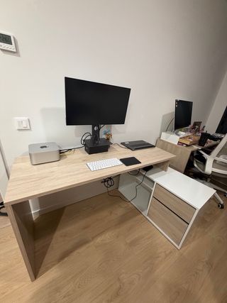 Escritorio con cajonera y estante
