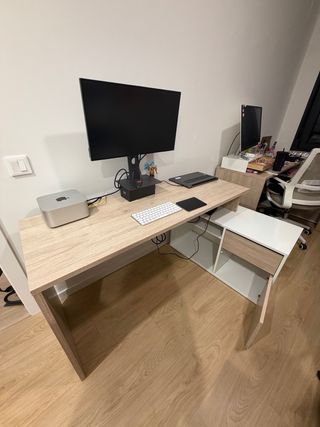 Escritorio con cajonera y estante