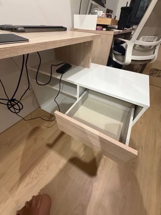 Escritorio con cajonera y estante
