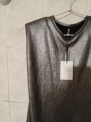 Camiseta Pieces plateada tirantes verano mujer.