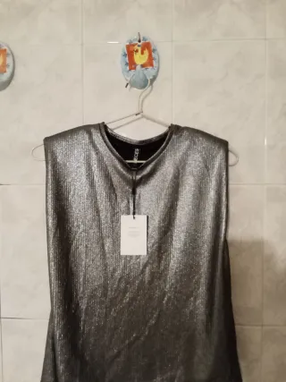 Camiseta Pieces plateada tirantes verano mujer.