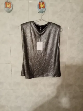 Camiseta Pieces plateada tirantes verano mujer.