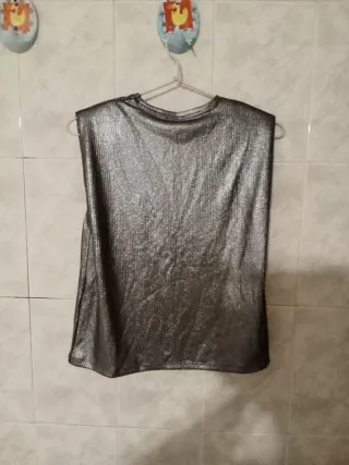 Camiseta Pieces plateada tirantes verano mujer.