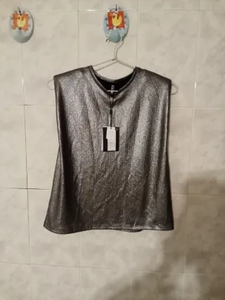 Camiseta Pieces plateada tirantes verano mujer.
