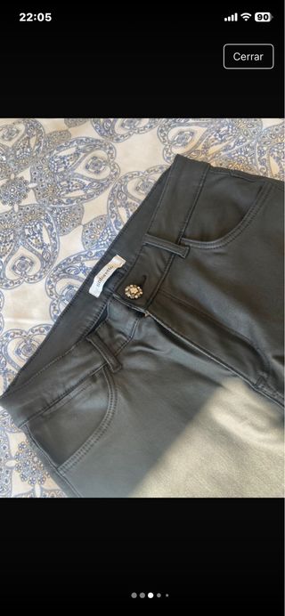 Pantalón pitillo cuero negro/gris