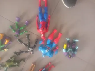 Figuras Marvel con Armas y Escudos