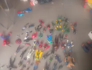 Figuras Marvel con Armas y Escudos