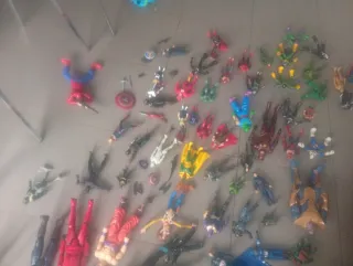 Figuras Marvel con Armas y Escudos