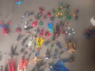 Figuras Marvel con Armas y Escudos