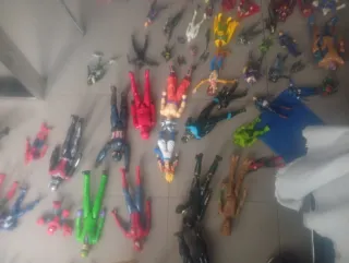 Figuras Marvel con Armas y Escudos