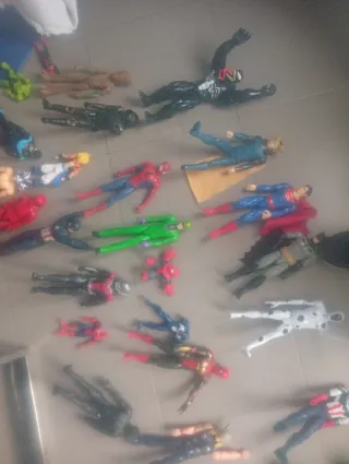 Figuras Marvel con Armas y Escudos