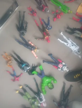 Figuras Marvel con Armas y Escudos