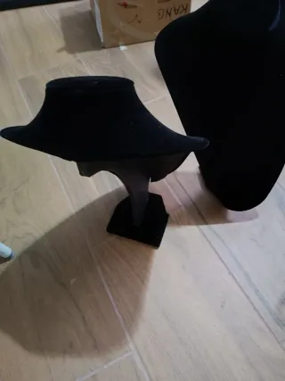Soporte para joyería terciopelo negro