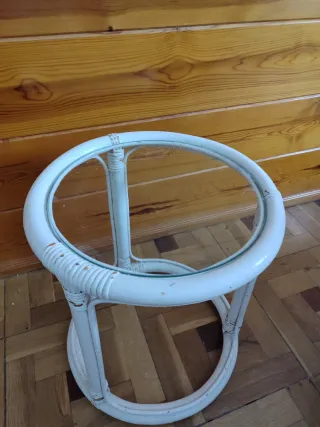 Mesita auxiliar redonda de mimbre y cristal