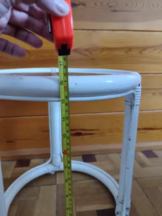 Mesita auxiliar redonda de mimbre y cristal