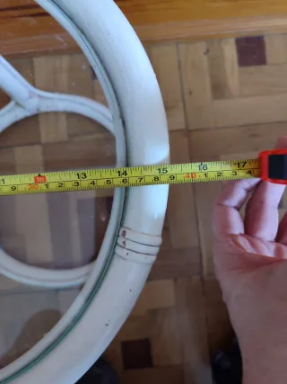 Mesita auxiliar redonda de mimbre y cristal