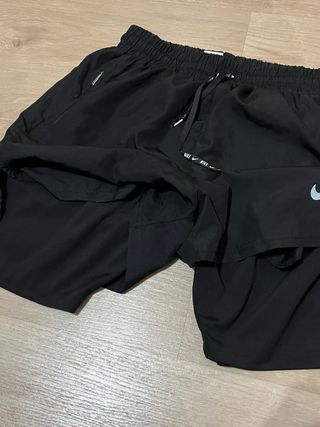 Pantalón corto Nike negro con malla