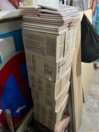 Azulejos blancos pequeños biselados