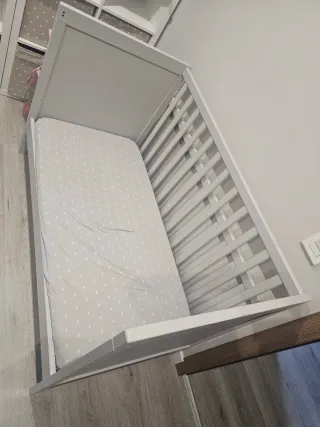 Cuna de bebé gris Ikea modelo SUNDVIC