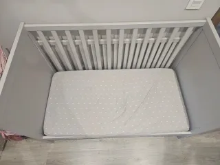 Cuna de bebé gris Ikea modelo SUNDVIC