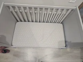 Cuna de bebé gris Ikea modelo SUNDVIC