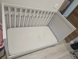 Cuna de bebé gris Ikea modelo SUNDVIC