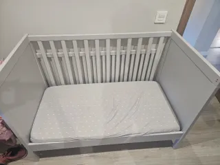 Cuna de bebé gris Ikea modelo SUNDVIC