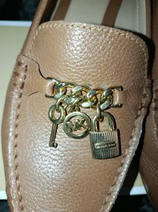 Michael Kors Mocasines Marrones con Candado Dorado