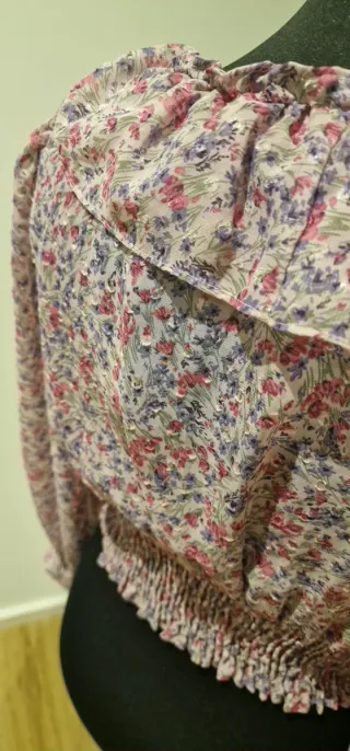 Blusa curta floral rosa e multicolor