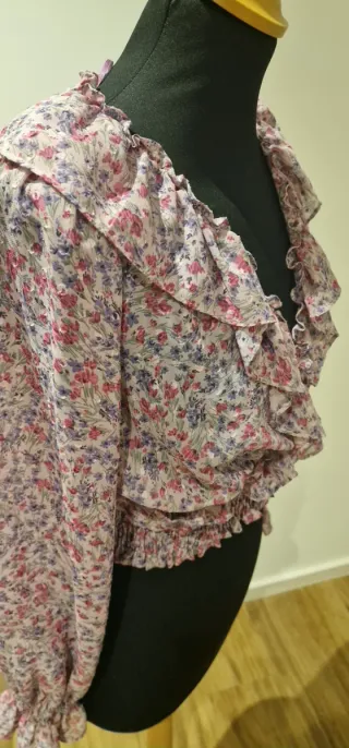 Blusa curta floral rosa e multicolor