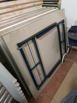 Tavoli pieghevoli in legno e metallo