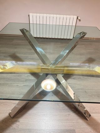 Mesa cristal patas metálicas diseño moderno