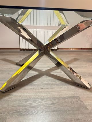 Mesa cristal patas metálicas diseño moderno