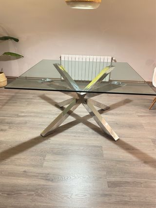 Mesa cristal patas metálicas diseño moderno