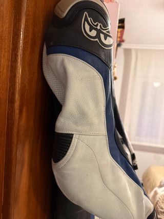 Mono Berik Talla 52 + Botas Regalo