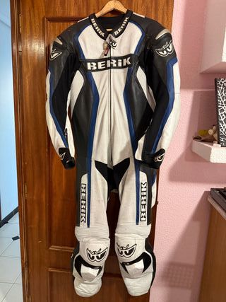 Mono Berik Talla 52 + Botas Regalo