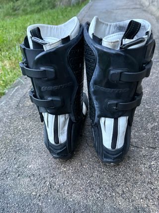 Mono Berik Talla 52 + Botas Regalo